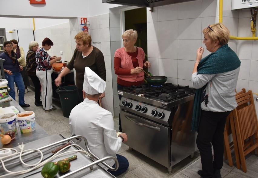 Kobylanka. Międzypokoleniowe warsztaty dla mieszkańców. Młodzi uczą starszych i odwrotnie: kucharzenia, wikliniarstwa, florystyki