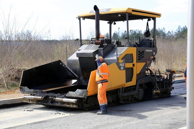 Rząd przyznał kolejne pieniądze na remont i budowę nowych dróg w ramach Rządowego Funduszu Rozwoju Dróg. Na kolejnych zdjęciach zobaczcie które samorządy w powiecie białobrzeskim dostały pieniądze.