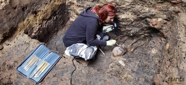 Archeolog Monika Łyczak przy jednym ze znalezionych szkieletów
