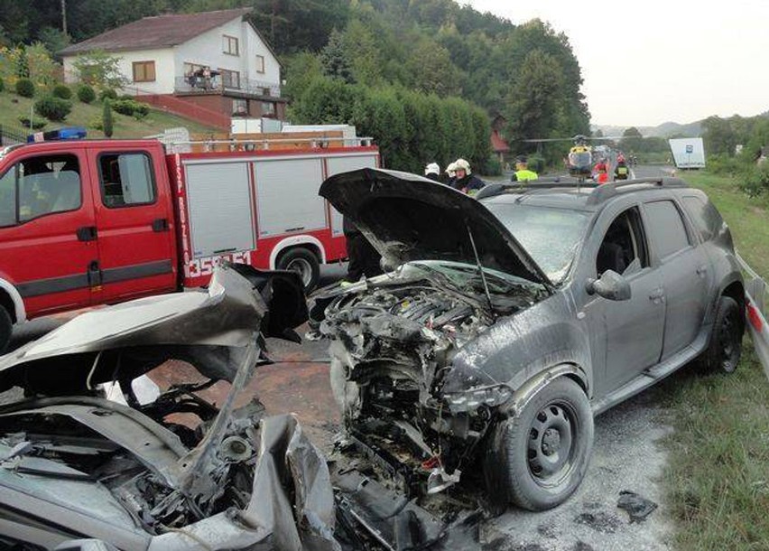 Witowice Dolne. Dwa auta zderzyły się i zaczęły płonąć. Trzy osoby poszkodowane [ZDJĘCIA]