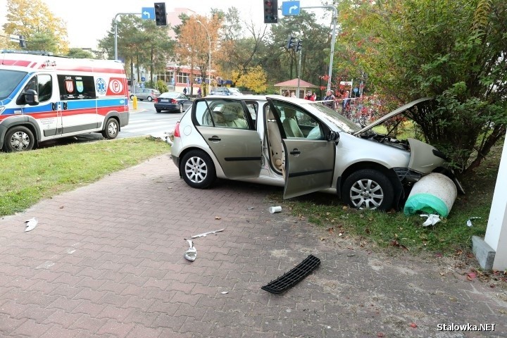 W Stalowej Woli kobieta „skosiła” volkswagenem golfem znak drogowy i sygnalizator świetlny (zdjęcia)