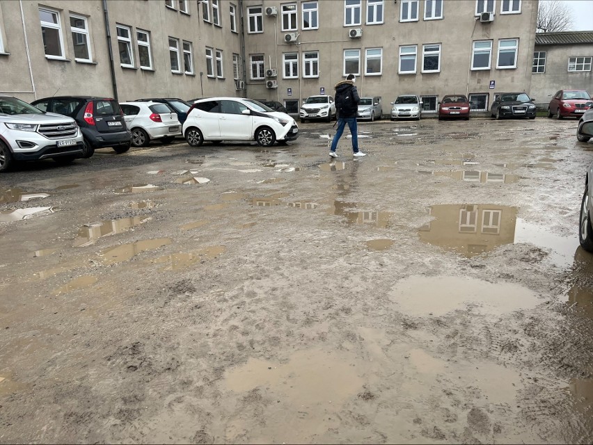 Droga do Grodzkiego Urzędu Pracy w Krakowie nie jest łatwa. Petenci muszą się przygotować na dziury, błoto, wykopy... 