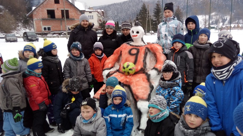 Muszyna. Młodzi piłkarze ulepili swojego idola. Śnieżny Robert Lewandowski wystartuje w konkursie
