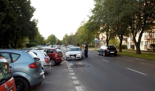 Na ul. Wazów kierujący osobowym audi stracił panowanie nad swoim samochodem i wjechał w zaparkowane samochody.Kilkanaście minut później doszło do kolejnego zdarzenia. Na ul. Chrobrego w Słupsku kierowca skody wymusił pierwszeństwo na prawidłowo jadącym volvo. Doszło do niebezpiecznego dachowania. Kierowca volvo trafił do szpitala.