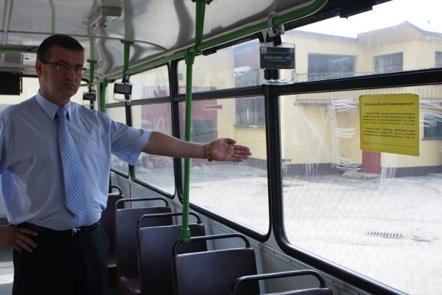 Tak porysowane szyby autobusów, to efekt skandalicznego zachowania pasażerów- pokazuje Władysław Wotliński, dyrektor do spraw zarządzania flotą Miejskiego Przedsiębiorstwa Komunikacji w Kielcach.