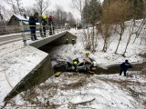 Szynwałd pod Tarnowem. Opel wypadł z drogi i wpadł do Wątoku. Kierująca samochodem zabrana do szpitala [ZDJĘCIA]