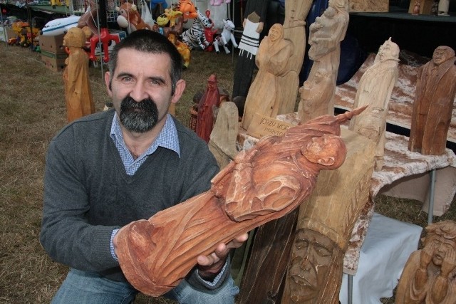 - Rzeźba w drewnie to moja życiowa pasja. Bakcyla złapałem 33 lata temu i do tej pory mi nie przeszło - mówi Jerzy Kopeć z Przytocznej.