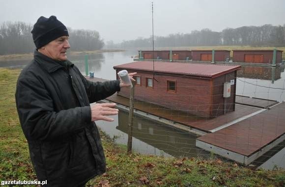 - Statki jak najbardziej by się przydały, ale najpierw trzeba by umocnić brzegi w naszej przystani, bo woda je podmywa - mówi Stanisław Rachudała, którego spotkaliśmy wczoraj w porcie (fot. Krzysztof Kubasiewicz)