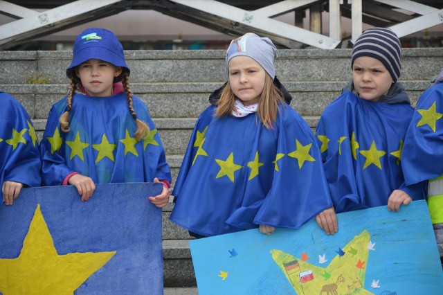 Przy Collegium Polonicum zebrały się dzieci polskich i niemieckich przedszkoli i szkół podstawowych by uroczyście z władzami Polski i Niemiec przywitać "Dzień Europy"