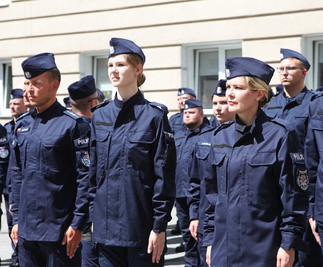 Uroczyste ślubowanie nowo przyjętych policjantów i policjantek odbyło się na placu Komendy Wojewódzkiej Policji w Poznaniu. Ślubowanie złożyło 55 osób.