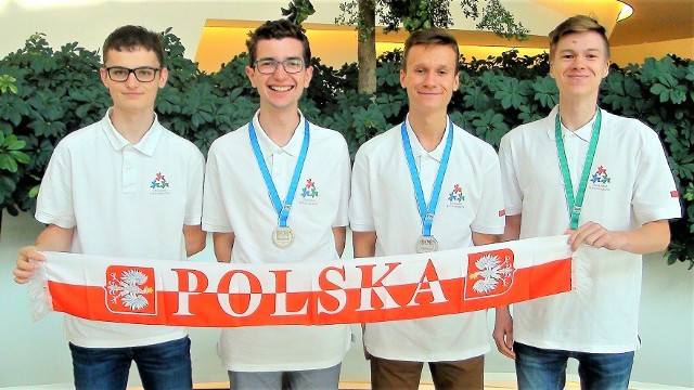 Finaliści międzynarodowych zmagań w Baku. Pierwszy od prawej Marek Skiba z I LO z brązem