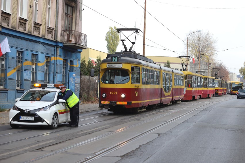 Wypadek na Przybyszewskiego - tramwaj uderzył w dwa samochody, jedna osoba ranna