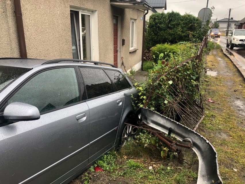 Piątnica Poduchowna. Zderzenie dwóch osobówek. Audi wbiło się między dom a ogrodzenie (zdjęcia) 
