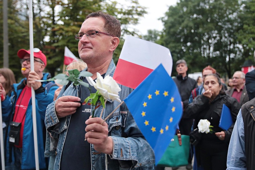 Kraków. Mieszkańcy protestowali przeciwko reformie sądownictwa [ZDJĘCIA]