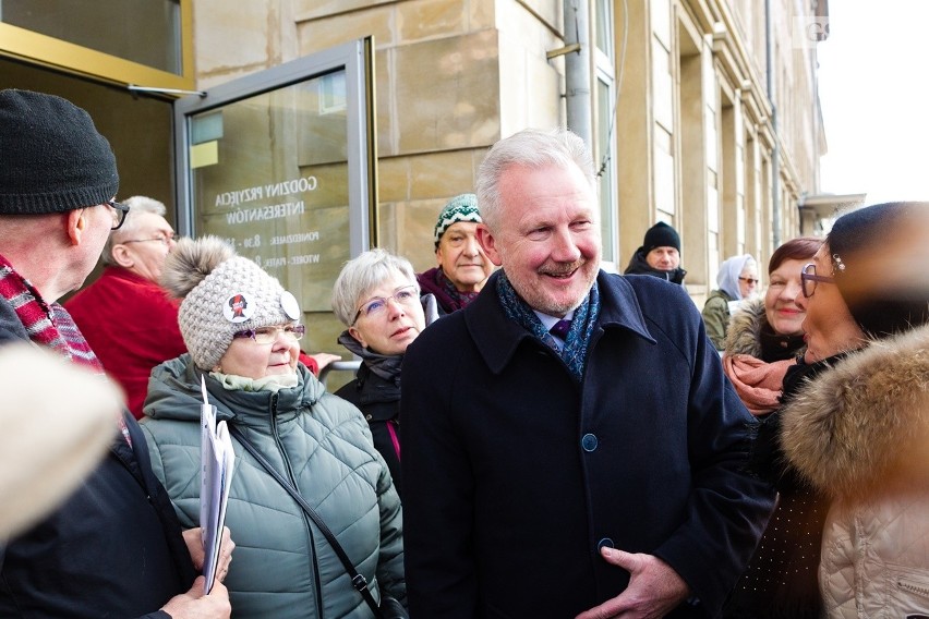 Protest i wsparcie przed sądem w Szczecinie. Sąd bada zatrzymanie szefów KNF