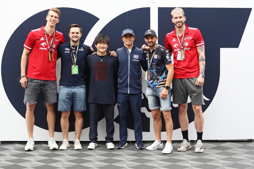 Kierowcy Alpha Tauri spotkali się z czołowymi polskimi sportowcami. Zmarzlik, Fornal, Szalpuk i Giemza w garażu F1 u Tsunody i De Vriesa