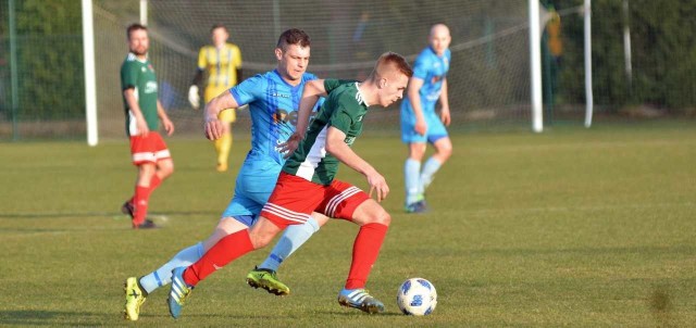 Gracze Sokoła Kolbuszowa Dolna (na niebiesko) zrobili kolejny krok w stronę utrzymani się w czwartej lidze
