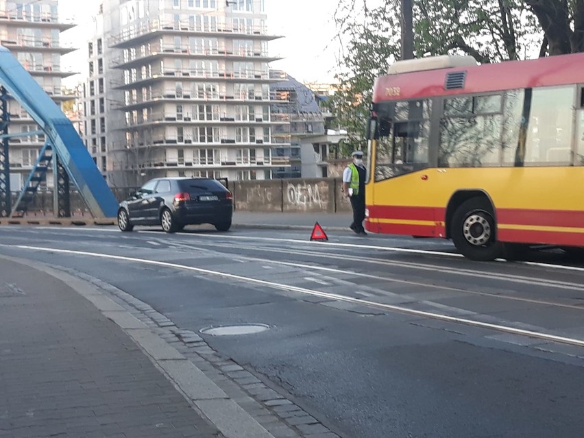 Tramwaje nie jeździły przez most Sikorskiego. Zepsuty samochód zablokował torowisko (ZDJĘCIA)