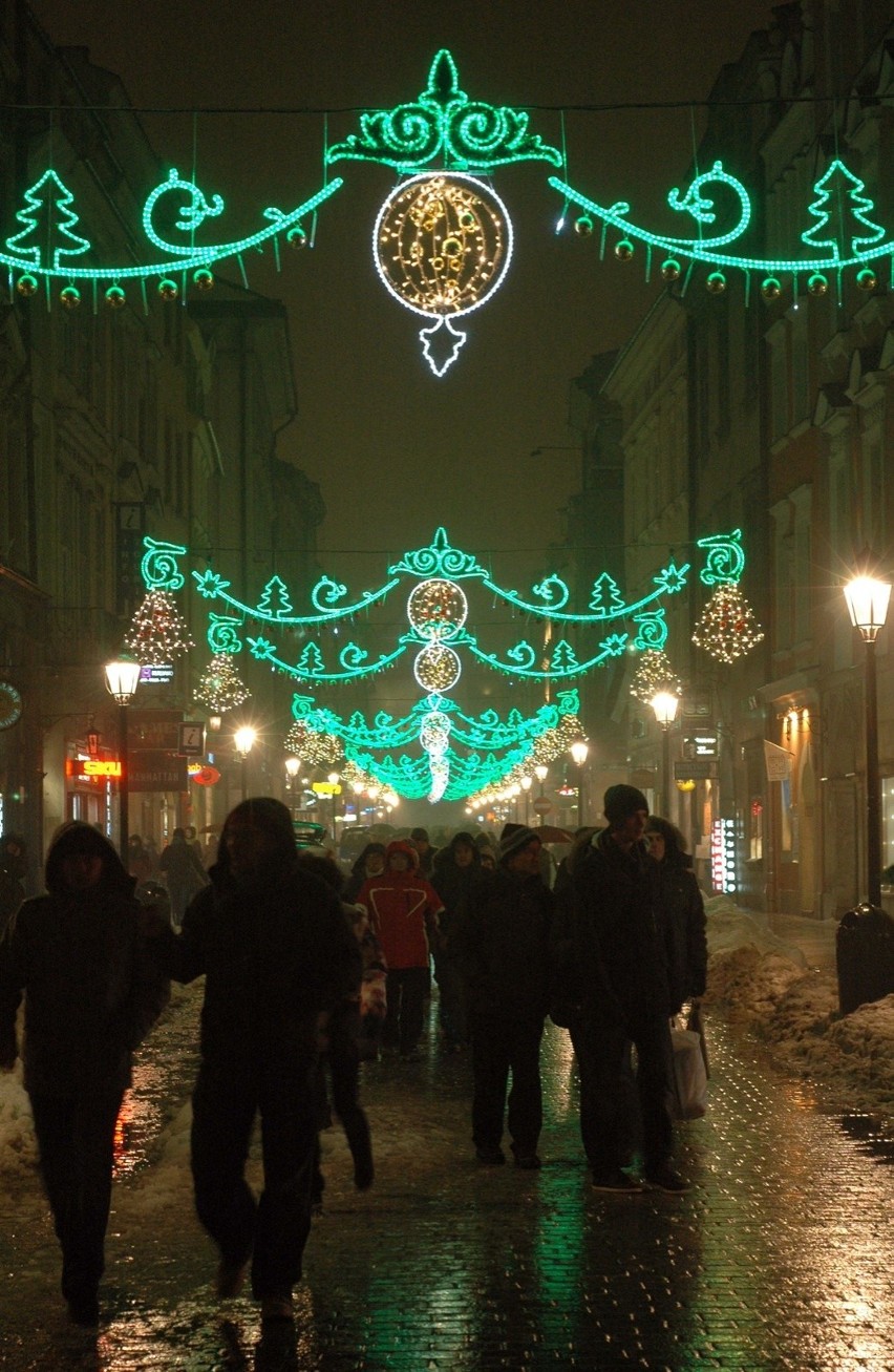 Choinki, żywa szopka, jarmark bożonarodzeniowy, turyści - tak centrum Krakowa wyglądało w 2010 r. [ZDJĘCIA]