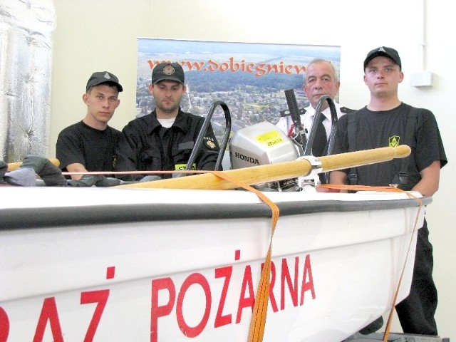 Jedną z najnowszych nabytków ochotników z Dobiegniewa jest ratownicza łódź i sanie lodowe.