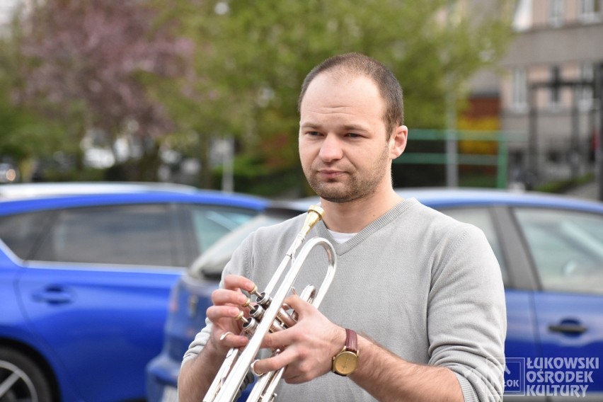 Łuków: Koncert balkonowy dla mieszkańców ul. Kiernickich. Zobacz zdjęcia