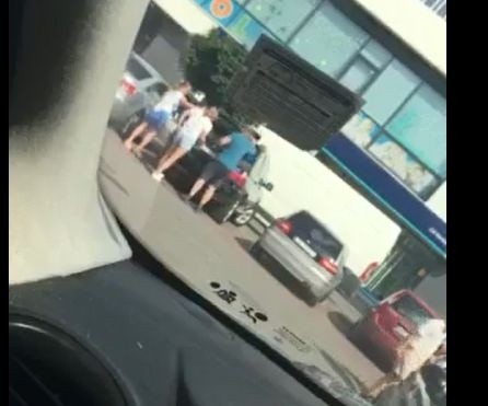 Dziecko zamknięte w rozgrzanym bmw! Uwolniła je matka. Zobaczcie film 