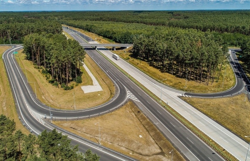 Autostrada A18 prowadzi od granicy w Olszynie do węzła...