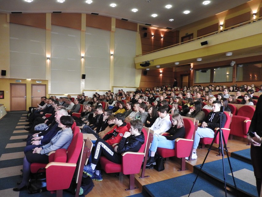 Konferencja zgromadziła spore grono dzieci i młodzieży....