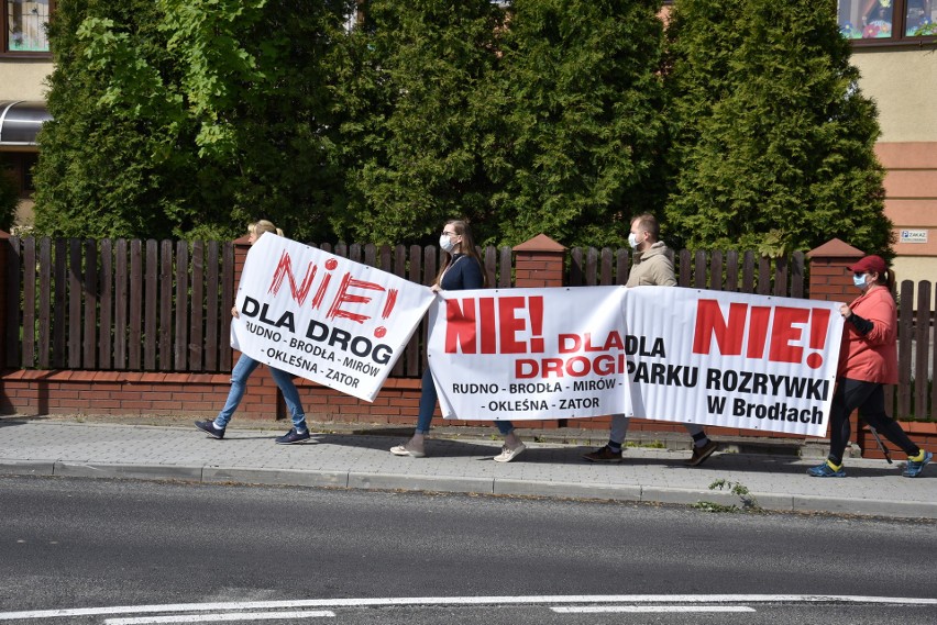 Grupa mieszkańców m.in. Brodeł protestuje przeciwko planom...
