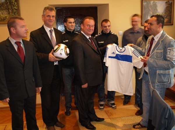 Romuald Mączka (nz. z prawej), jeden z menedżerów Legii Champions przekazał burmistrzowi Sieniawy Adamowi Wosiowi koszuli dla drużyny Sokoła.