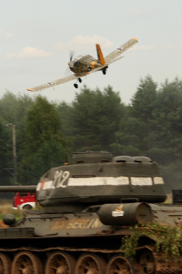 Niemiecki samolot zaatakował radzieckie czołgi