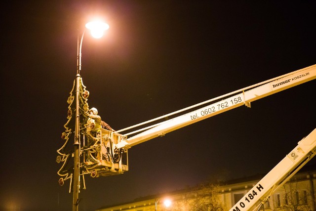 W piątek i w sobotę trwały prace nad zamontowaniem ozdób świątecznych na ulicach miasta. Już niedługo rozświetlą one ulice w centrum Białegostoku.