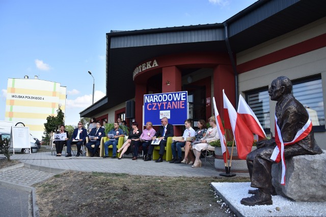 W Barcinie odbyło się Narodowe Czytanie "Przedwiośnia" Stefana Żeromskiego i odsłonięcie pomnika Jakuba Wojciechowskiego, który został postawiony przed noszącą jego imię biblioteką.  Kilka fragmentów uroczystości: 