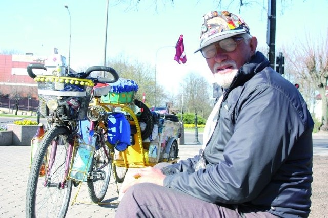 Leontijs Romanovskis nie doprasza się nachalnie o ludzką łaskę. &#8211; Życzliwych ludzi jest jednak moc. Dziękuję! Mogę jeszcze zobaczyć kawał świata &#8211; mówi obieżyświat-cyklista.