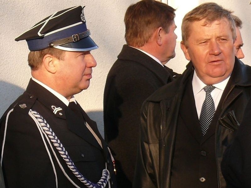 Wójt radomskiej gminy Jan Pyrkosz w mundurze strażaka.