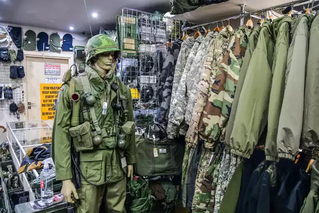W cywilnych sklepach militarnych można kupić odzież maskującą i inne wyposażenie niezbędne ukraińskim żołnierzom