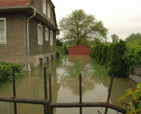 Woda z Odry otacza już część domów przy ul. Oławskiej.