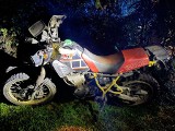 Wypadek w gminie Walce. Pijany motocyklista bez kasku i ważnego przeglądu uderzył w ogrodzenie