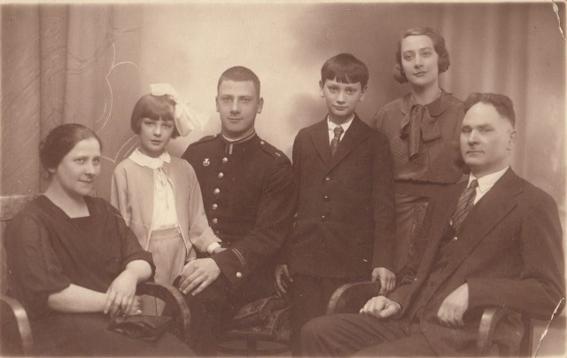 Rodzina Wołosiewiczów: Bronisława (z domu Sawicka) i Wincenty oraz ich dzieci. Od lewej stoją: Hanna, Tadeusz, Jerzy i Alina. Zdjęcie z 1930 r.