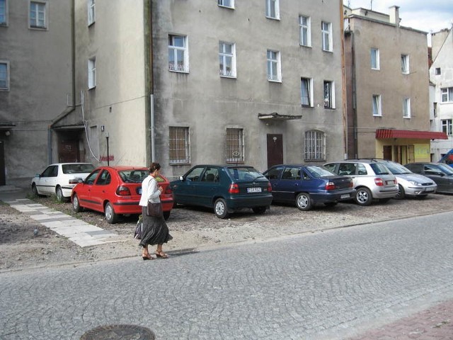 Mieszkańcy ulicy Zaściankowej od wielu miesięcy czekają na normalny chodnik.