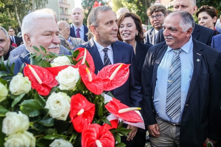 L. Wałęsa po złożeniu kwiatów pod stocznią: Nie o taką demokrację walczyłem [WIDEO, ZDJĘCIA]