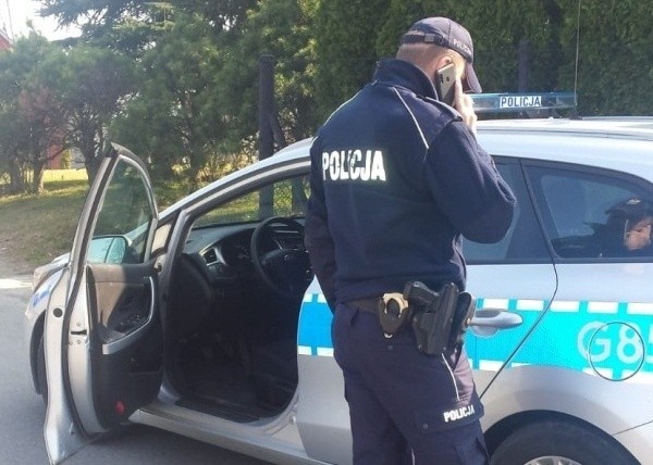 Koronawirus w Nowym Sączu. Policjanci kontrolują osoby objęte kwarantanną [ZDJĘCIA]