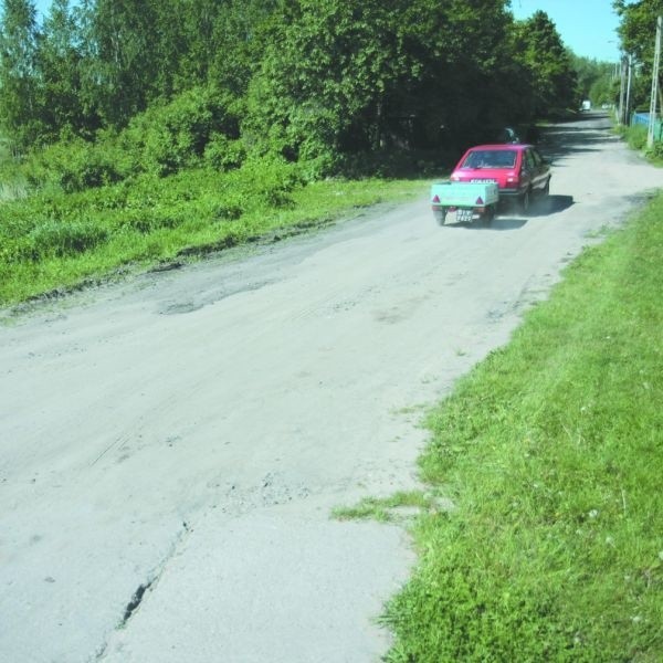 Wielkie wyboje i dziury - tak wyglądała ulica Długa. Kierowcy musieli się nieźle natrudzić, by po niej przejechać.  Najgorzej było po deszczu. Wówczas  mieli oni nie lada problem, by ominąć wielkie wyrwy wypełnione wodą. Ale nie tylko oni. Ulica Długa była również utrapieniem dla pieszych. - Ani przejść, ani przejechać, ani nawet przepłynąć tędy nie można - skarżyli się okoliczni mieszkańcy.