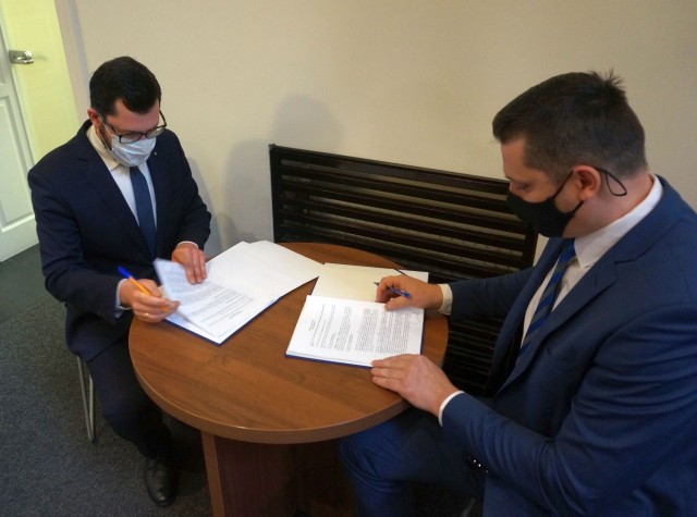Umowę dofinansowania podpisali: Marek Subocz-Prezes Zarządu WFOŚiGW w Szczecinie oraz Rafał Zieliński-Prezes ZWiK Police.