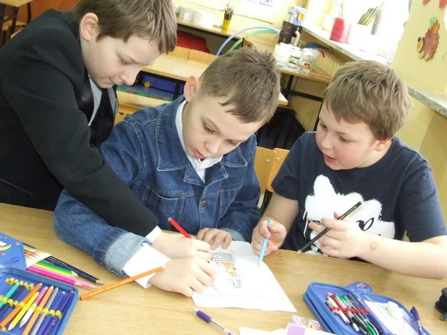 Bartek, Łukasz, i Szymon w konkursie wiedzy o Europie zajęli drugie miejsce.