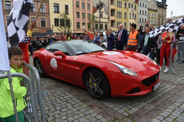 To była niesamowita gratka dla miłośników motoryzacji. Na Rynku Nowomiejskim zaparkowało ponad 40 różnych modeli ferrari. Można było zobaczyć modele sprzed lat oraz jedne z najnowszych wytworów włoskiej fabryki. Zobacz też: Sekundniki wracają na ulice