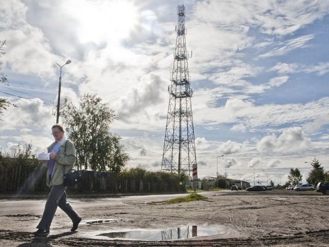 Wieże telefonii stoją już w Słupsku. Np. ta przy torach przy ul. Grottgera, daleko od domów. 