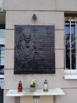 Wandalizm w Skale. Zniszczona została pamiątkowa tablica z płaskorzeźbą św. Jana Pawła II, honorowego obywatela miasta