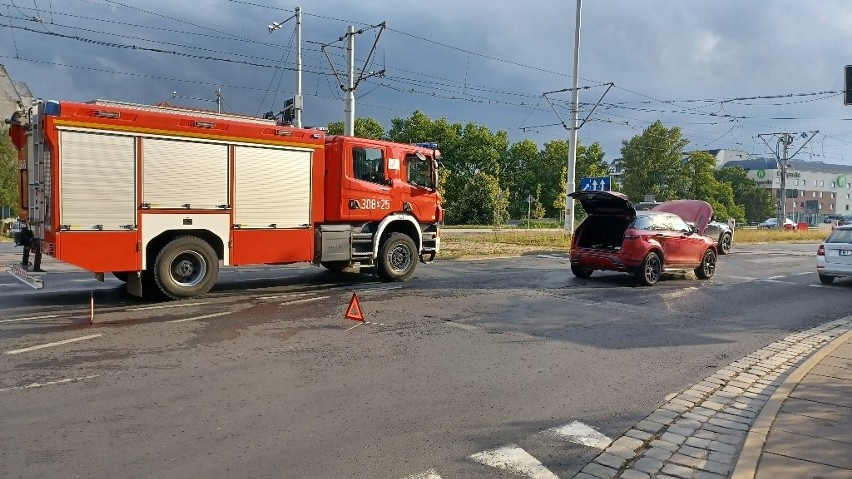 Nowy land rover zaczął się palić przy mostach Mieszczańskich we Wrocławiu [ZDJĘCIA]