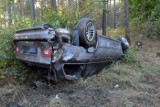 Wypadek na DK 63. BMW uderzyło w cieżarówkę i dachowało w rowie